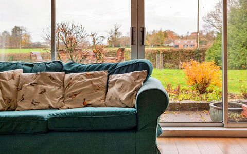 Cricketers' Cottage: Mueble, Diseño De Interiores, Sofá, Piso, Madera, Suelo, Sala, Habitación, Casa, Encendiendo