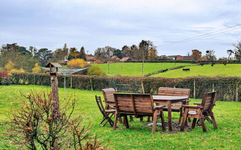 Cricketers' Cottage: Pradera, El Terreno Del Lote, Jardín, Mueble, Área Rural, Césped, Mueble Para Exteriores, Prado, Banco Al Aire Libre, Paisajismo