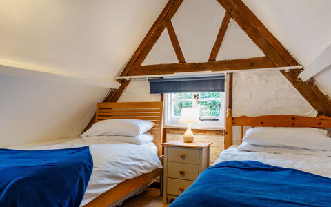 Cricketers' Cottage: Mueble, Habitación, Madera, Cama, Diseño De Interiores, Lecho, Sábana, Suelo, Casa, Piso