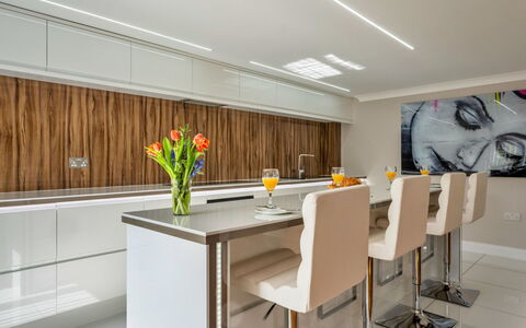 Hollies Coach House: Mueble, Diseño De Interiores, Piso, Cocina, Madera, Mostrador, Suelo, Techo, Encendiendo, Gabinetes