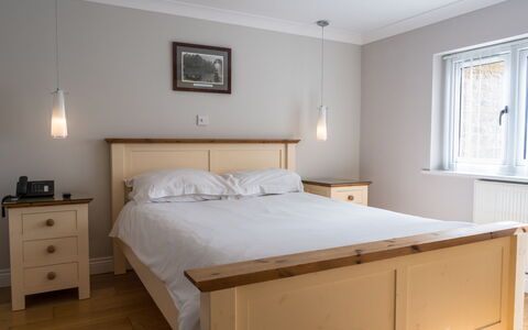 Hollies Coach House: Cama, Mueble, Lecho, Habitación, Diseño De Interiores, Sábana, Pared, Madera, Piso, Suelo