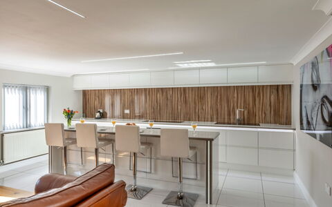 Hollies Coach House: Mueble, Diseño De Interiores, Piso, Madera, Suelo, Techo, Cocina, Mostrador, Lámpara, Gabinetes