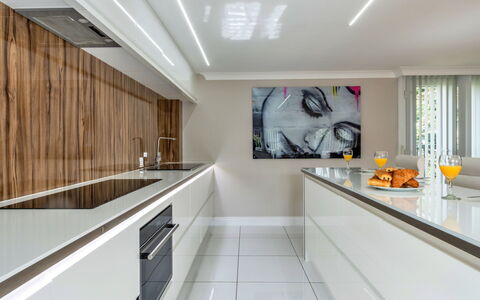 Hollies Coach House: Diseño De Interiores, Cocina, Piso, Mostrador, Pared, Madera, Techo, Aparato De Cocina, Suelo, Gabinetes
