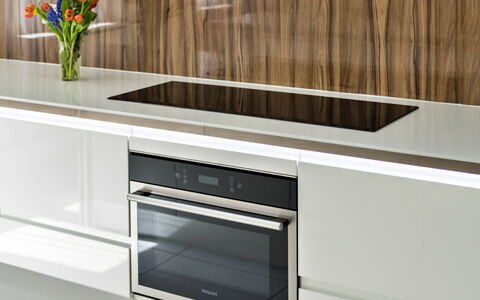 Hollies Coach House: Aparato De Cocina, Cocina, Electrodoméstico, Electrodoméstico, Mostrador, Gabinetes, Estufa, Manchas De Madera, Estufa De Cocina, Horno Microondas