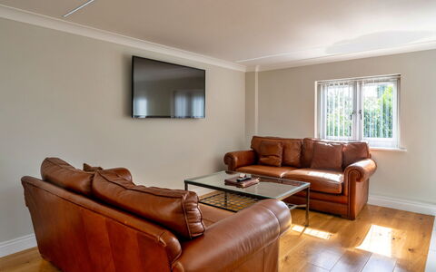 Hollies Coach House: Diseño De Interiores, Piso, Suelo, Madera, Techo, Sofá, Mueble, Habitación, Encendiendo, Sala