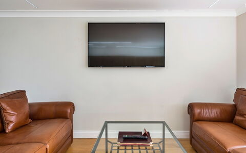 Hollies Coach House: Piso, Madera, Diseño De Interiores, Suelo, Sofá, Mueble, Techo, Sala, Casa, Encendiendo