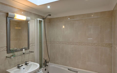 Hollies Coach House: Baño, Arreglo De Tubería, Diseño De Interiores, Piso, Pared, Suelo, Lavabo, Bañera, Grifo, Techo