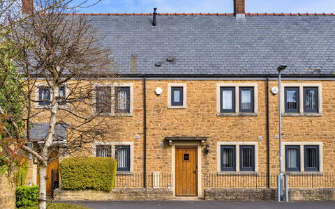 Hollies Cottage, Willow (2 Bed): Enladrillado, Ladrillo, Ventana De Guillotina, Tubo De Lámpara, Casa Histórica, Asilo De Ancianos