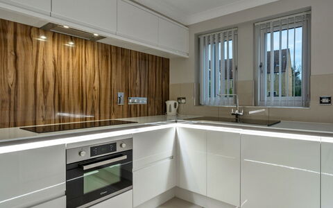 Hollies Cottage, Willow (2 Bed): Aparato De Cocina, Cocina, Gabinetes, Mostrador, Diseño De Interiores, Piso, Electrodoméstico, Madera, Electrodoméstico, Techo