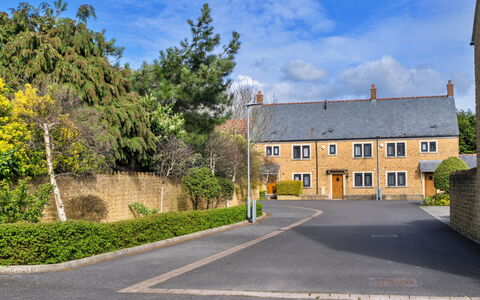 Hollies Cottage, Willow (2 Bed): Cielo, Superficie De La Carretera, Casa, Asfalto, Vía Pública, Polo, Carril, Entrada De Coches, Cobertura