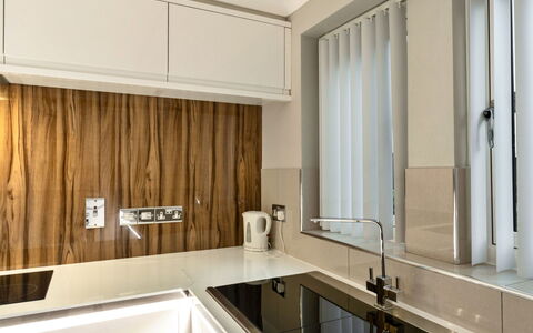 Hollies Cottage, Willow (2 Bed): Cocina, Mostrador, Diseño De Interiores, Piso, Madera, Gabinetes, Aparato De Cocina, Arreglo De Tubería, Grifo, Casa