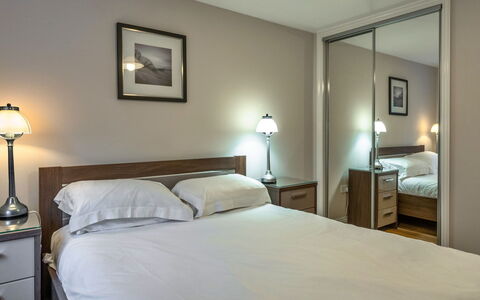 Hollies Cottage, Willow (2 Bed): Mueble, Cama, Habitación, Diseño De Interiores, Sábana, Lecho, Suelo, Piso, Habitación, Techo