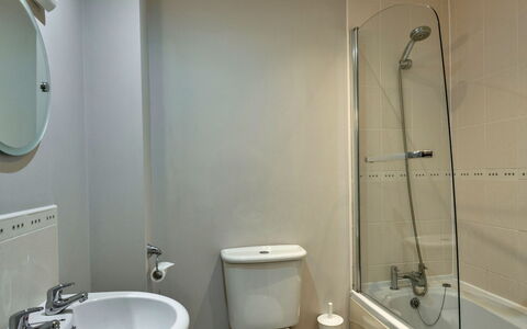 Hollies Cottage, Willow (2 Bed): Baño, Arreglo De Tubería, Piso, Asiento Del Baño, Suelo, Diseño De Interiores, Baño, Lavabo Del Baño, Lavabo, Grifo