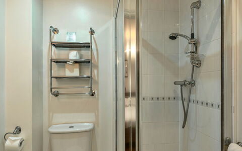 Hollies Cottage, Willow (2 Bed): Baño, Arreglo De Tubería, Piso, Suelo, Diseño De Interiores, Plomería, Ducha, Alcachofa De La Ducha, Habitación, Grifo