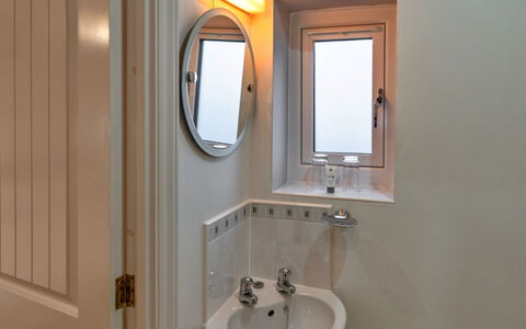 Hollies Cottage, Willow (2 Bed): Pared, Arreglo De Tubería, Diseño De Interiores, Plomería, Encendiendo, Suelo, Habitación, Grifo, Espejo, Baño
