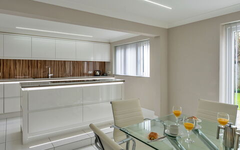 Hollies Cottage, Elm (4 Bed): Diseño De Interiores, Mueble, Pared, Piso, Cocina, Madera, Mostrador, Techo, Lámpara, Gabinetes