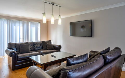 Hollies Cottage, Elm (4 Bed): Mueble, Diseño De Interiores, Piso, Sofá, Madera, Suelo, Techo, Habitación, Sala, Casa