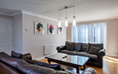 Hollies Cottage, Elm (4 Bed): Mueble, Diseño De Interiores, Sofá, Piso, Pared, Suelo, Madera, Techo, Sala, Habitación