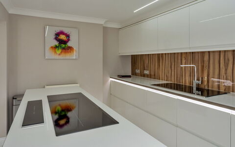 Hollies Cottage, Elm (4 Bed): Cocina, Mostrador, Diseño De Interiores, Piso, Aparato De Cocina, Gabinetes, Madera, Techo, Suelo, Lámpara