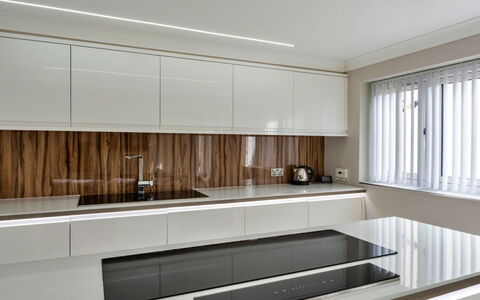 Hollies Cottage, Elm (4 Bed): Cocina, Aparato De Cocina, Mostrador, Diseño De Interiores, Madera, Gabinetes, Piso, Electrodoméstico, Techo, Electrodoméstico