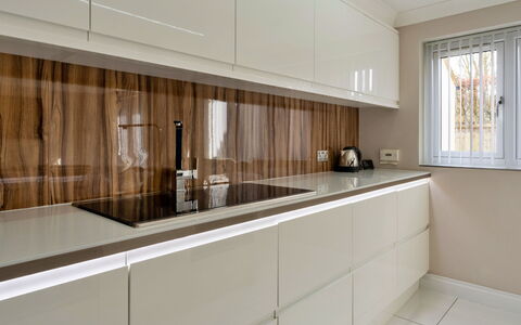 Hollies Cottage, Elm (4 Bed): Madera, Cocina, Diseño De Interiores, Gabinetes, Aparato De Cocina, Mostrador, Piso, Casa, Manchas De Madera, Arreglo De Tubería