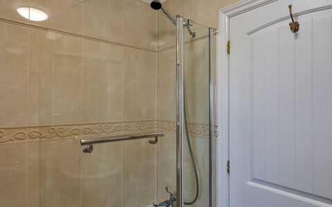 Hollies Cottage, Elm (4 Bed): Arreglo De Tubería, Baño, Pared, Piso, Suelo, Diseño De Interiores, Alcachofa De La Ducha, Grifo, Ducha, Plomería
