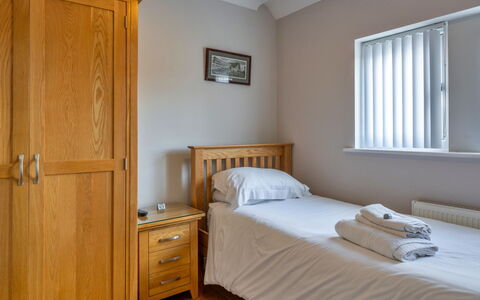 Hollies Cottage, Elm (4 Bed): Cama, Mueble, Habitación, Madera, Lecho, Sábana, Diseño De Interiores, Suelo, Piso, Habitación