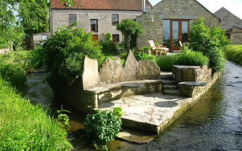 Mill Barn by the Stream: Corriente De Agua, Casa, Arbusto, Cabaña, Casa, Jardín, Canal, Paisajismo, Casa De Campo