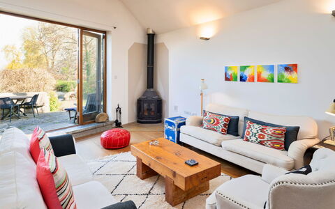 Mill Barn by the Stream: Mueble, Diseño De Interiores, Sofá, Madera, Piso, Sala, Mesa, Habitación, Techo, Suelo
