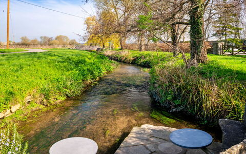 Mill Barn by the Stream: Verde, Agua, Cuerpo De Agua, Corriente De Agua, Camino Acuático, Banco, Corriente, Canal, Canal, Reflexión