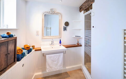 Mill Barn by the Stream: Arreglo De Tubería, Diseño De Interiores, Baño, Piso, Grifo, Plomería, Mueble De Baño, Suelo, Casa, Lavabo