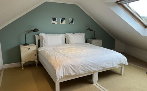 Mill Barn by the Stream: Cama, Mueble, Habitación, Lecho, Suelo, Diseño De Interiores, Sábana, Piso, Madera, Linos
