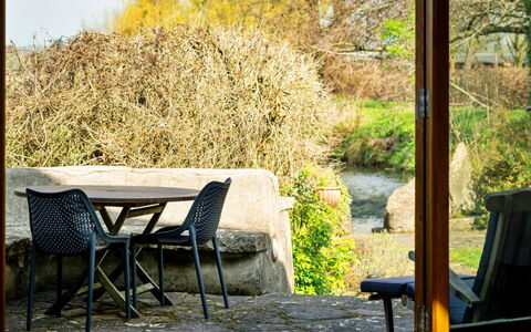 Mill Barn by the Stream: Verde, Mueble, Hoja, Silla, Mesa, Mueble Para Exteriores, Mesa Al Aire Libre, Luz De Sol, Jardín, Ramita
