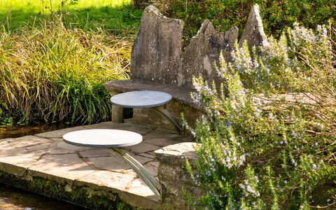 Mill Barn by the Stream: Mueble Para Exteriores, Jardín, Mesa Al Aire Libre, Diseño, Utensilios Para Servir, Hierba, Maceta
