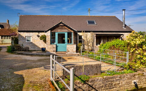 Mill Barn by the Stream: Edificio, Ventana, Casa, Techo, Casa, Cabaña, Puerta, Barrio Residencial, Arbusto