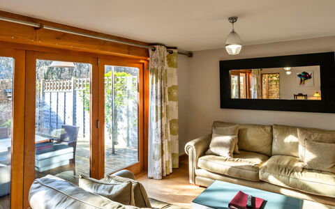 Hollies Cottage, Oak (3 Bed): Mueble, Diseño De Interiores, Sofá, Pared, Madera, Piso, Suelo, Techo, Habitación, Sala
