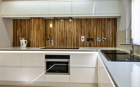 Hollies Cottage, Oak (3 Bed): Cocina, Mostrador, Aparato De Cocina, Gabinetes, Diseño De Interiores, Piso, Madera, Electrodoméstico, Casa, Mueble