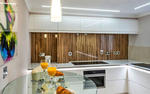 Hollies Cottage, Oak (3 Bed): Cocina, Mostrador, Diseño De Interiores, Aparato De Cocina, Pared, Piso, Mueble, Gabinetes, Madera, Electrodoméstico