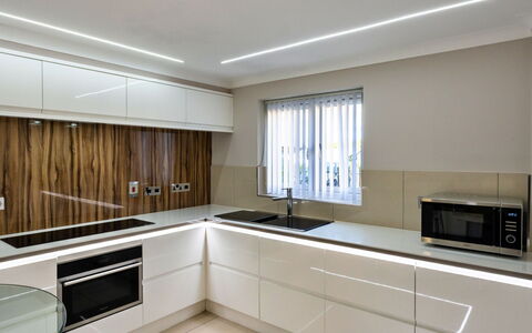 Hollies Cottage, Oak (3 Bed): Cocina, Aparato De Cocina, Gabinetes, Mostrador, Diseño De Interiores, Piso, Madera, Techo, Lámpara, Mueble