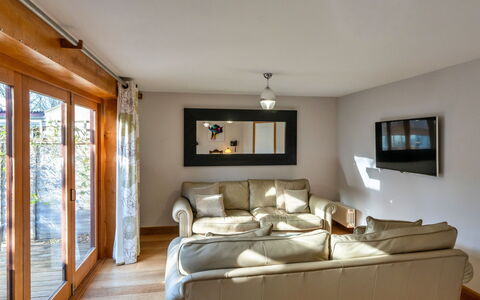 Hollies Cottage, Oak (3 Bed): Mueble, Diseño De Interiores, Sofá, Piso, Pared, Suelo, Habitación, Madera, Techo, Sala