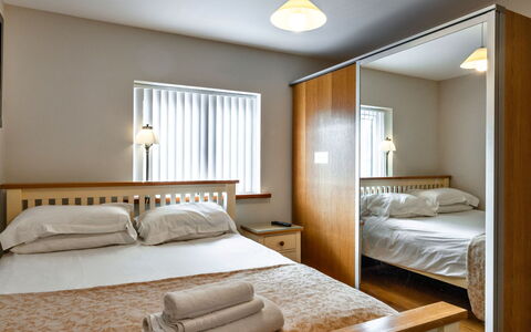 Hollies Cottage, Oak (3 Bed): Cama, Mueble, Habitación, Diseño De Interiores, Lecho, Pared, Sábana, Madera, Suelo, Techo