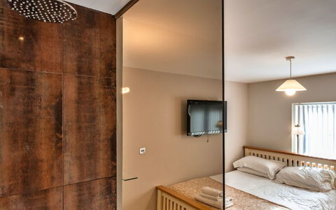 Hollies Cottage, Oak (3 Bed): Diseño De Interiores, Piso, Pared, Suelo, Mueble, Madera, Techo, Habitación, Cama, Habitación