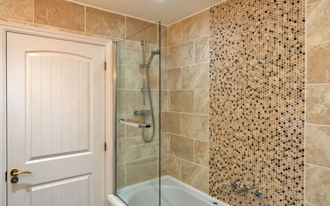 Hollies Cottage, Oak (3 Bed): Baño, Piso, Arreglo De Tubería, Pared, Diseño De Interiores, Suelo, Bañera, Loseta, Plomería, Grifo