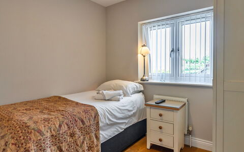 Hollies Cottage, Oak (3 Bed): Cama, Lecho, Habitación, Sábana, Mueble, Pared, Diseño De Interiores, Madera, Suelo, Piso