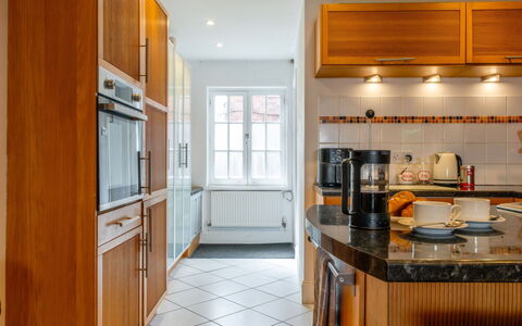 Three Storeys in Newent: Cocina, Mostrador, Gabinetes, Aparato De Cocina, Diseño De Interiores, Piso, Mueble, Electrodoméstico, Madera, Suelo
