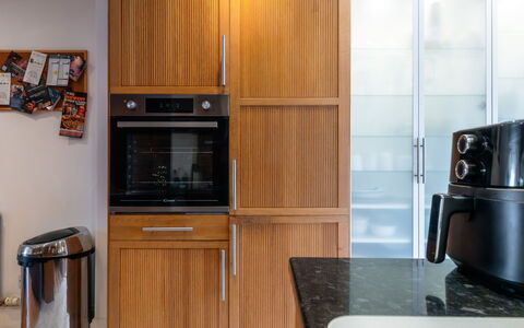 Three Storeys in Newent: Aparato De Cocina, Gabinetes, Cocina, Electrodoméstico, Mostrador, Electrodoméstico, Madera, Diseño De Interiores, Piso, Alacena