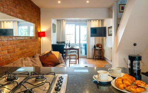 Three Storeys in Newent: Mueble, Diseño De Interiores, Piso, Madera, Electrodoméstico, Mostrador, Cocina, Suelo, Techo, Aparato De Cocina