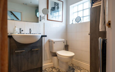 Three Storeys in Newent: Asiento Del Baño, Baño, Arreglo De Tubería, Baño, Piso, Diseño De Interiores, Suelo, Lavabo Del Baño, Lavabo, Plomería
