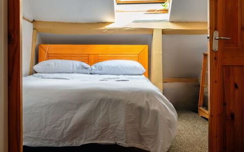 Three Storeys in Newent: Cama, Habitación, Mueble, Sábana, Pared, Lecho, Diseño De Interiores, Suelo, Madera, Amarillo