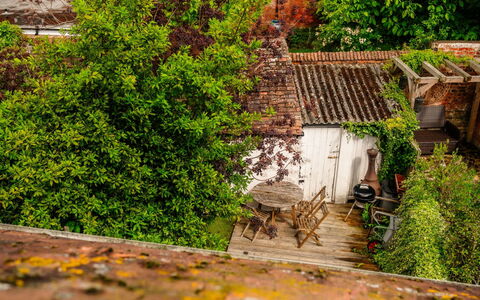 Three Storeys in Newent: Verde, Hoja, Vegetación, Rama, Arbusto, Área Rural, Jardín, Primavera, Cabaña